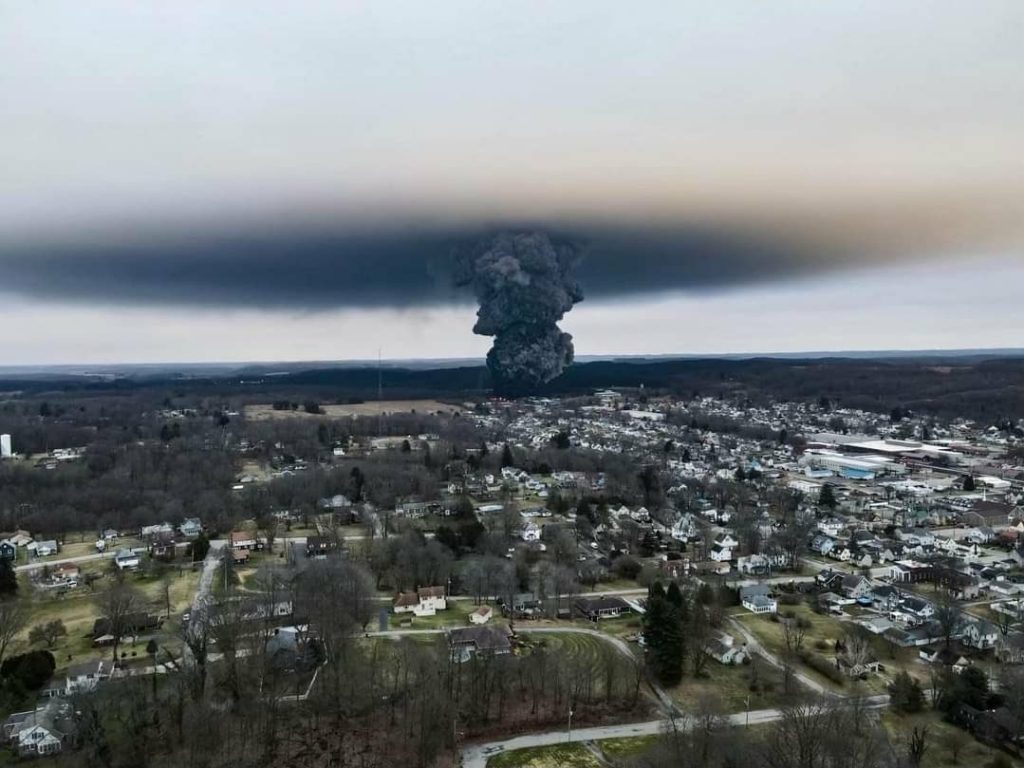 DESASTRE ECOLÓGICO EN OHIO: ESTALLA TREN CON QUÍMICOS #VIDEO