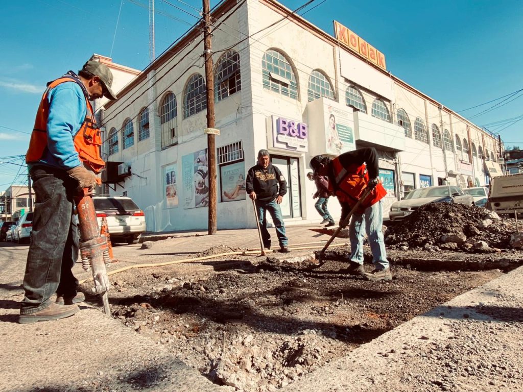 Persiste mejoramiento vial por la campaña de bacheo