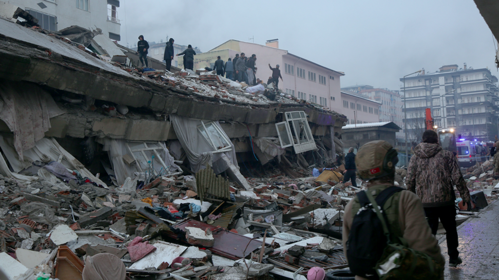 Sube a más de 33,000 los muertos por los terremotos en Turquía y Siria