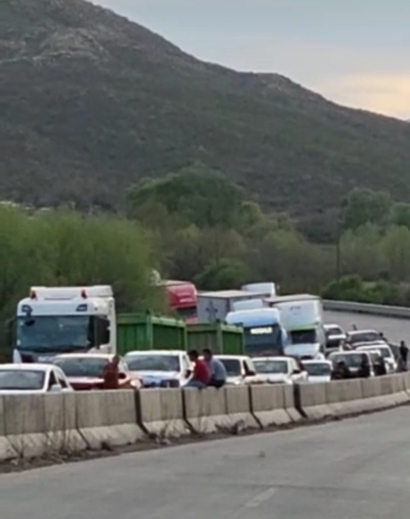 VECINOS DE ÍMURIS, SONORA BLOQUEAN LA CARRETERA PANAMERICANA