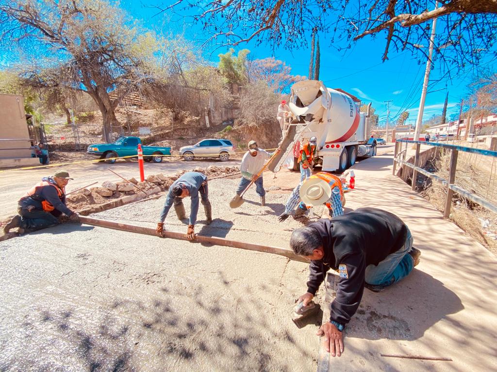 Realizan actividad de Bacheo en varias calles