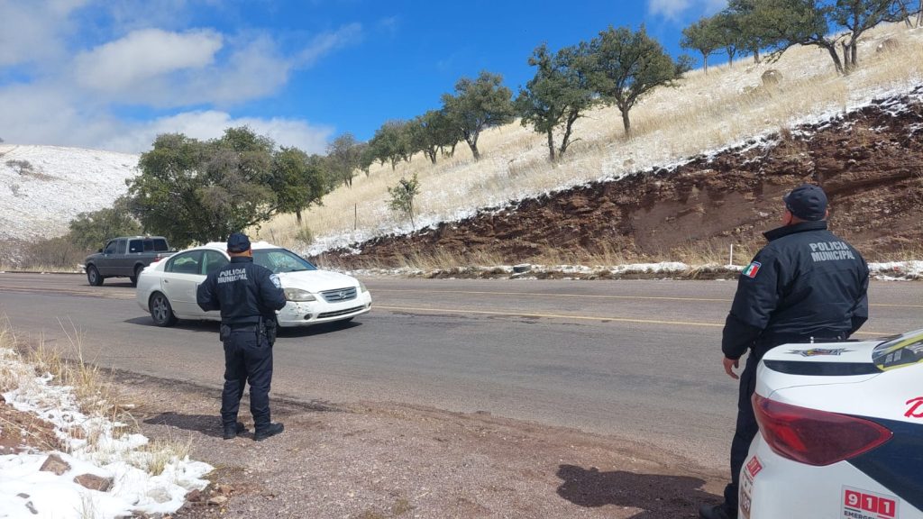 Protegen a comunidad durante el día de nevada