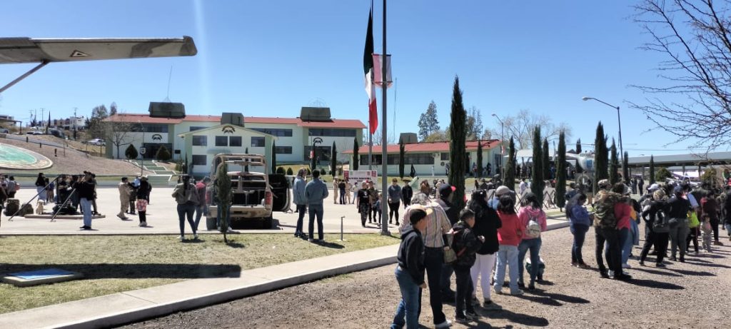 Disfrutan en campo militar de paseo dominical