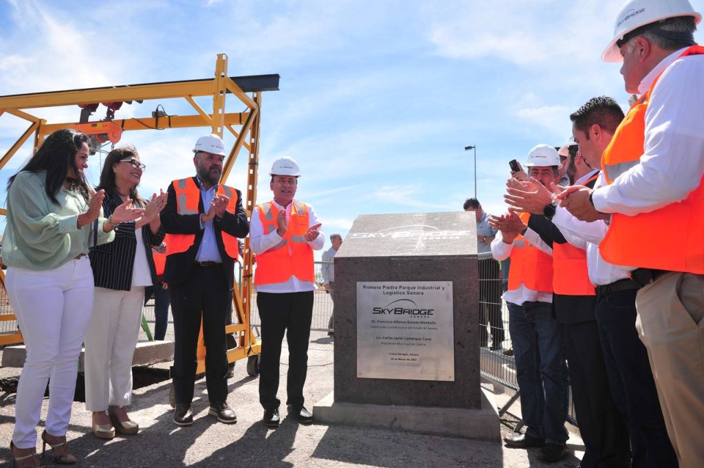 Coloca gobernador Alfonso Durazo primera piedra del proyecto Sky Bridge Sonora