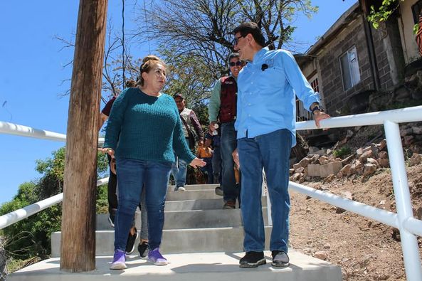 Entrega Alcalde obra de escalinata en la colonia Del Rosario