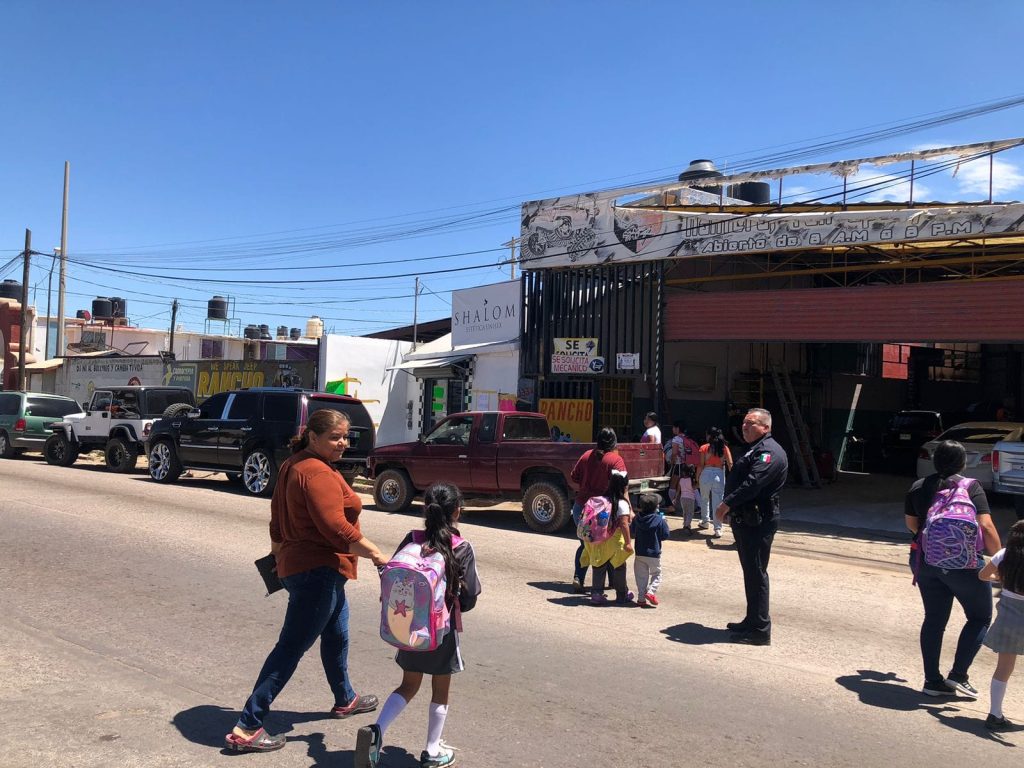 Vigilan entrada y salida de estudiantes en las escuelas