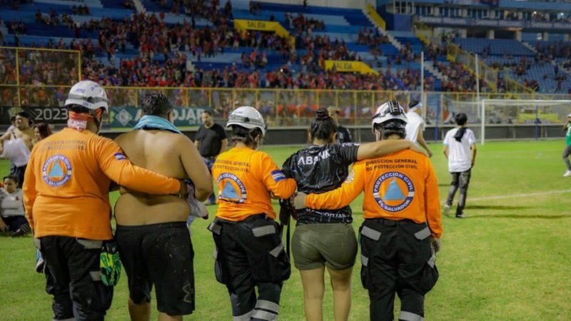 12 MUERTOS en Estadio de Futbol de El Salvador: avalancha humana en un estadio
