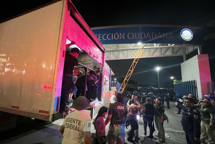 Autoridades de Chiapas detienen un tractocamión con 174 migrantes