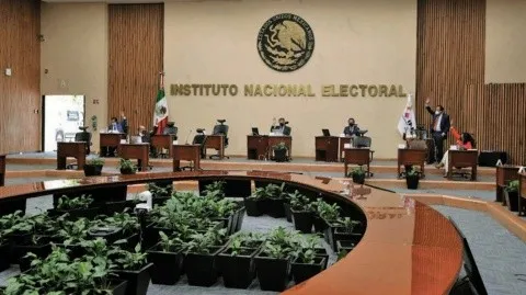 El INE ordena a AMLO no entrometerse en las elecciones