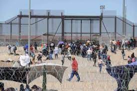 En El Paso permiten a 500 inmigrantes cruzar la puerta 42