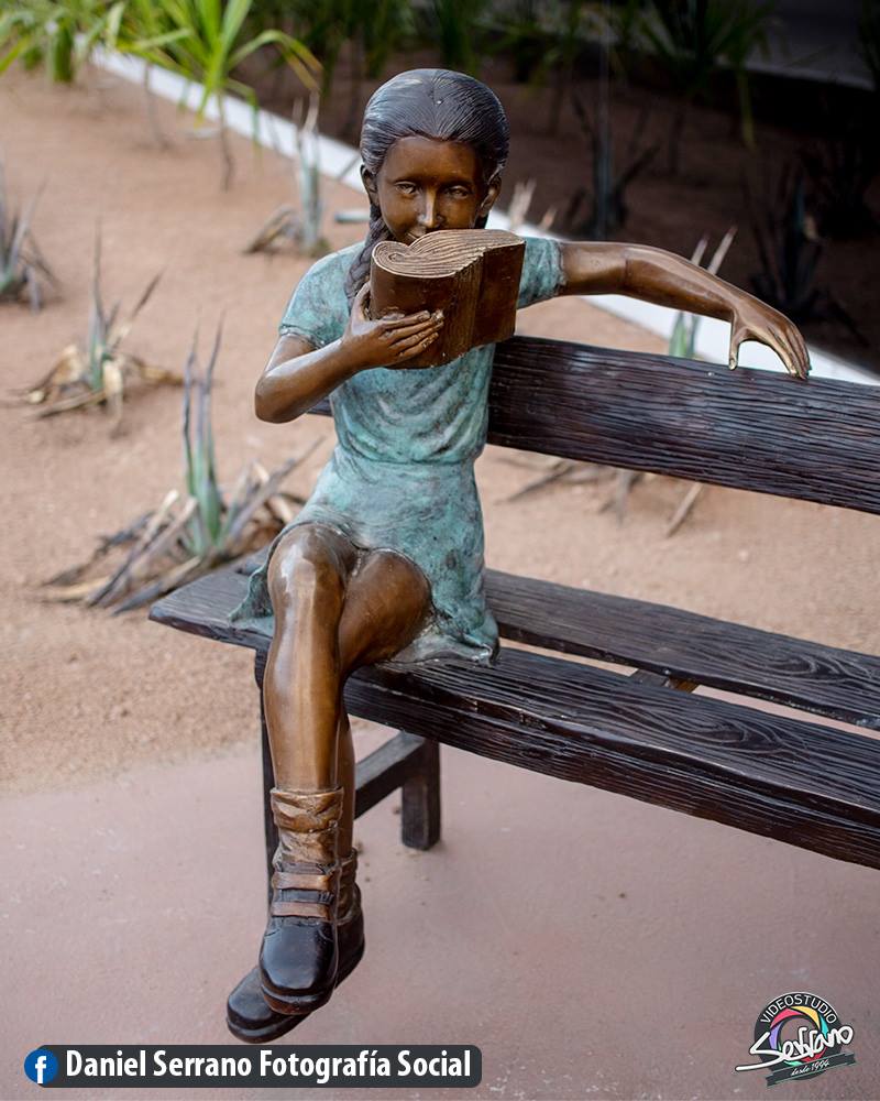 ROBAN ESTATUA DE NIÑA LEYENDO UN LIBRO EN EMPRESA NOGALES