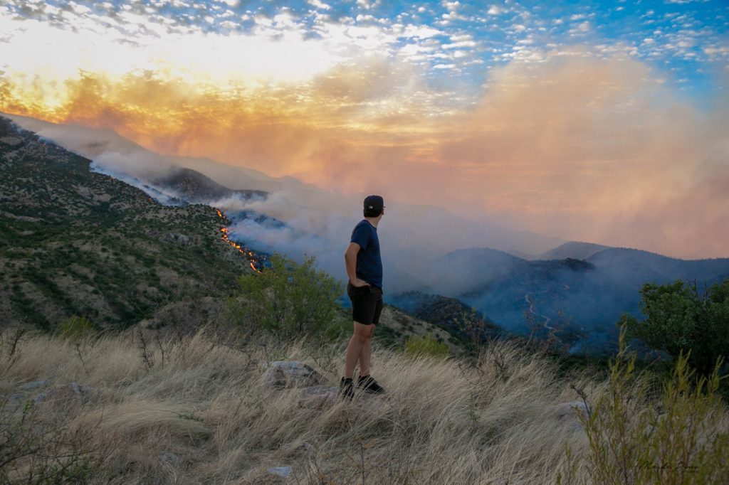 Fuerza de tarea de 143 personas atienden incendio forestal en Bacoachi