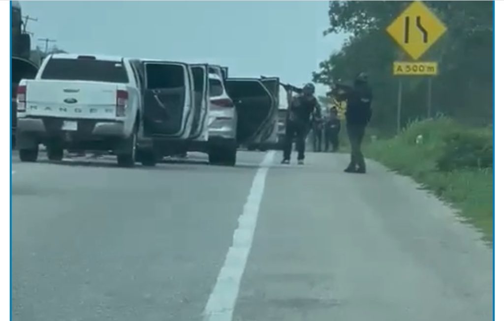 #VIDEO MOMENTO DEL SECUESTRO DE OFICIALES DE SEGURIDAD DE CHIAPAS; Los buscan por aire y tierra