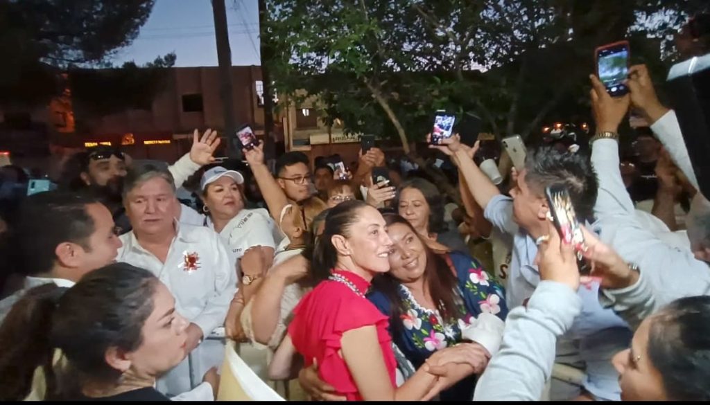 La campaña de Sheinbaum se mira en el espejo de López Obrador: mítines masivos, recorridos por las plazas y promover su imagen casa por casa