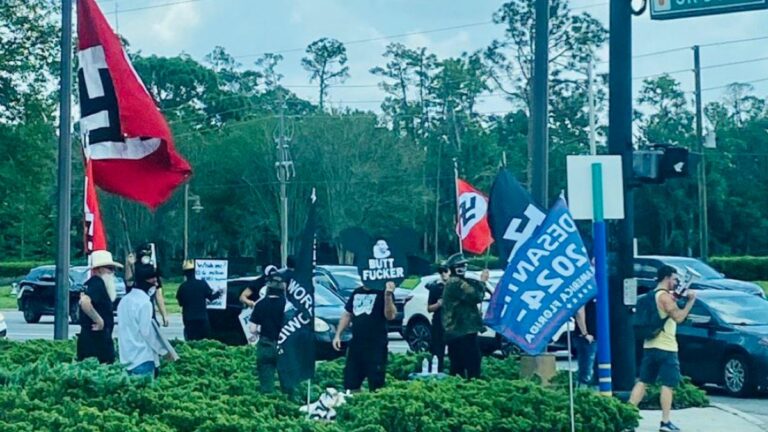 Con banderas nazis se plantan frente al parque de Disney para apoyar a Gobernador de Florida