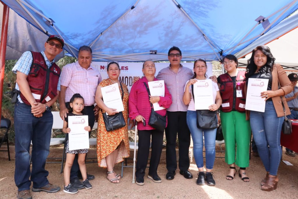 Entrega Alcalde títulos en Jornada Comunitaria