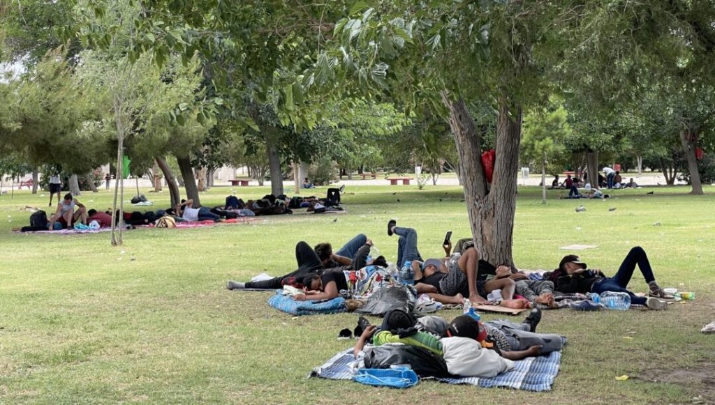 Migrantes esperan turno para proceso organizados y en grupos en Ciudad Juárez