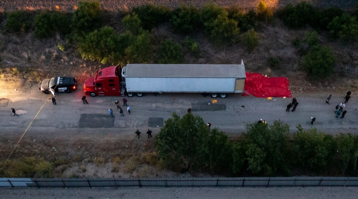 Detienen a cuatro mexicanos por la muerte de 53 migrantes que viajaban en un remolque en Texas