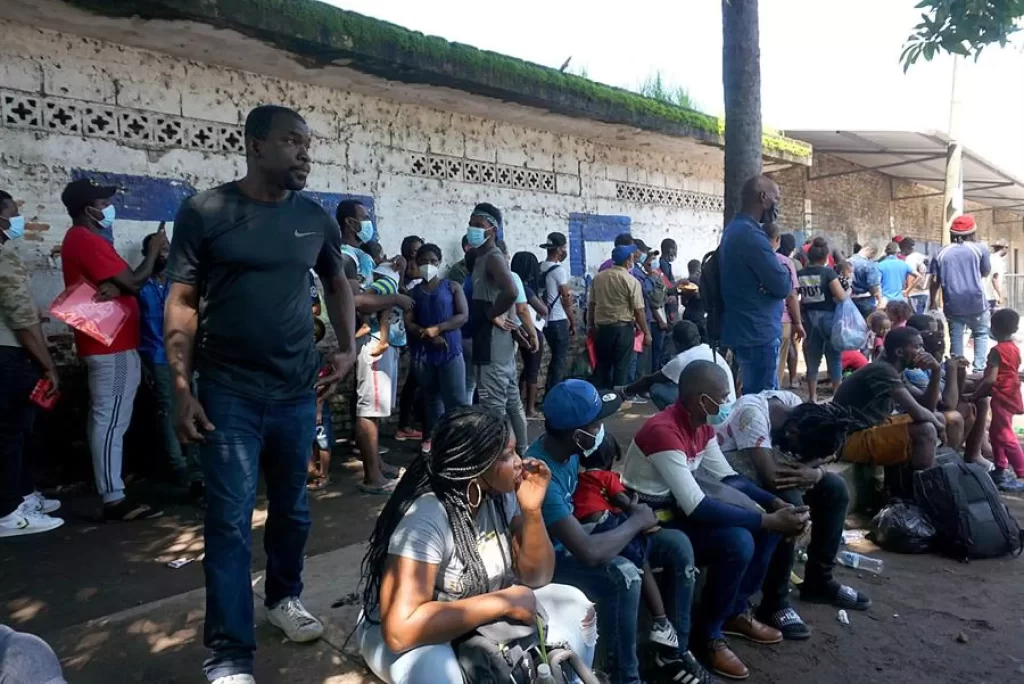 Cientos de migrantes varados en la frontera sur de México debido a ola de calor y la lluvia