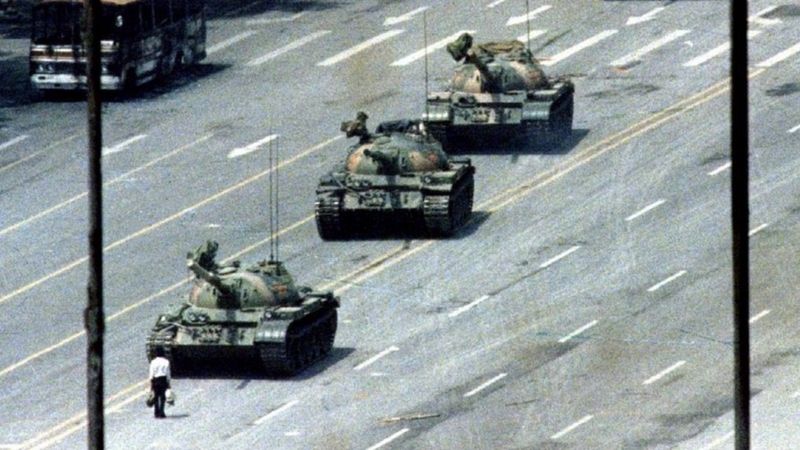 (VIDEO) A 34 AÑOS DE LA MASACRE DE TIANANMEN  Y DEL ACTO HERÓICO DEL HOMBRE DEL TANQUE, que se convirtió en símbolo de las protestas en todo el mundo