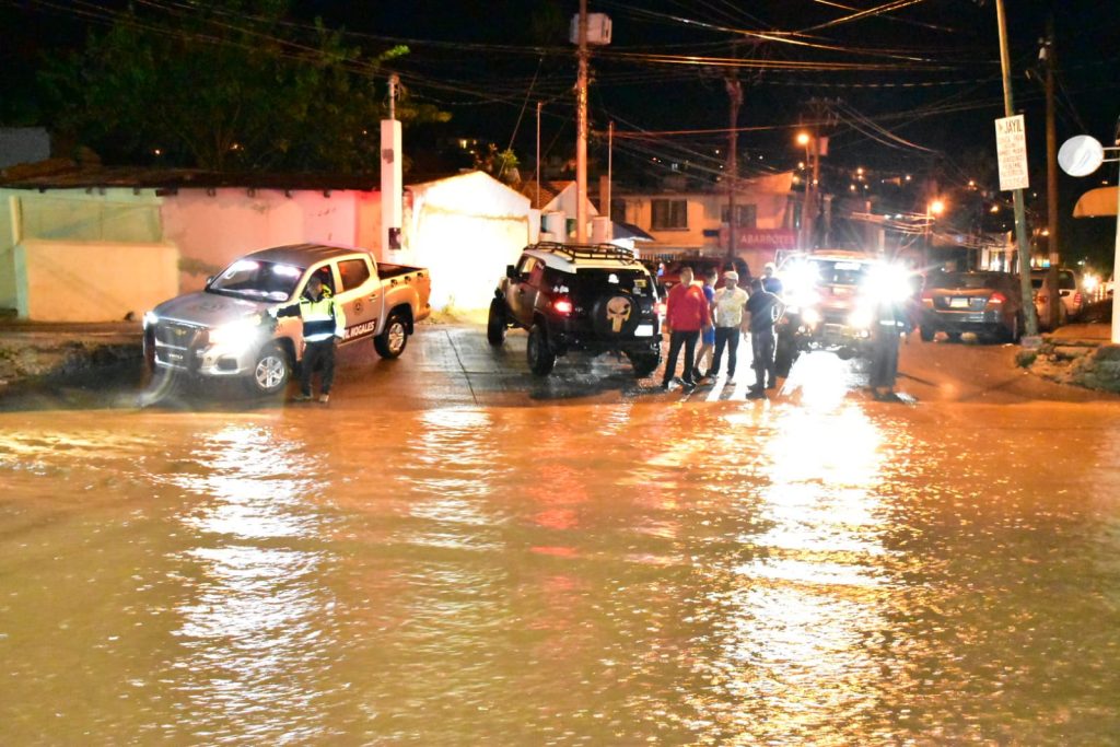 Multará Tránsito Municipal a quienes crucen arroyos y arriesguen vidas en Nogales, Sonora