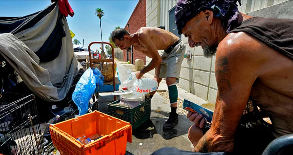 Arizona: la realidad de vivir en un campamento de indigentes durante el julio más caluroso jamás registrado