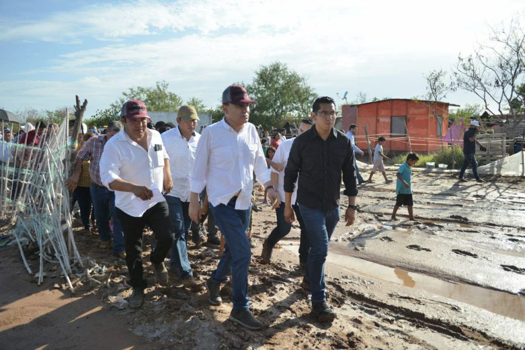 Atiende gobernador Alfonso Durazo zonas afectadas por el paso del huracán Hilary en el sur de Sonora