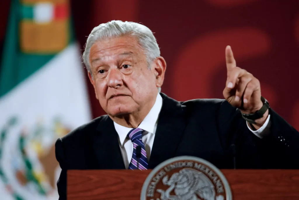 AMLO acusa de falso el reportaje que asegura que el narcotráfico usa remesas para lavar dinero