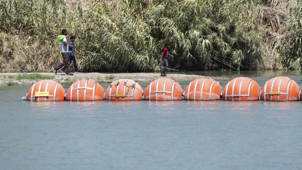 Gobernador de Texas niega que boyas naranja sean causantes de dos muertes en el Río Bravo