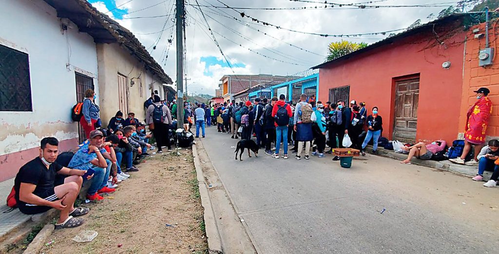 Gobierno de Honduras da camiones para que salgan unos 1,300 inmigrantes varados y puedan  llegar a Estados Unidos