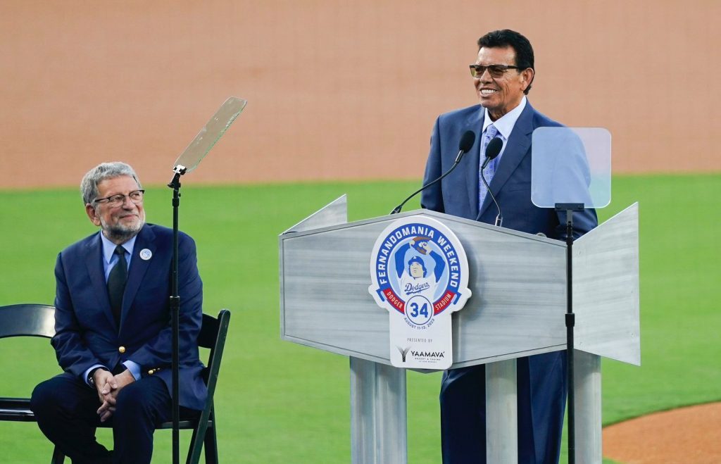 En emotiva ceremonia Dodgers retira número 34 de Fernando Valenzuela