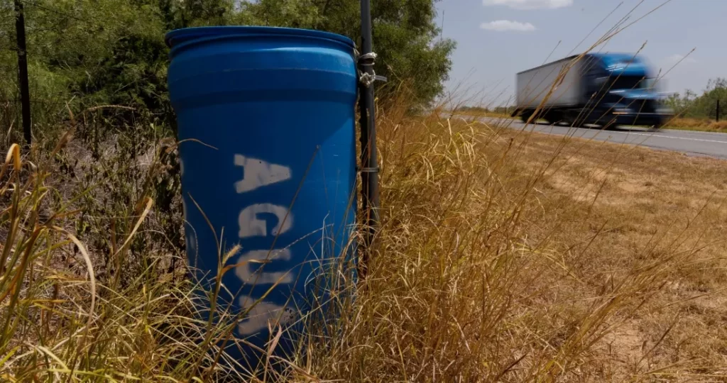 Desaparecen en Texas barriles con agua para migrantes