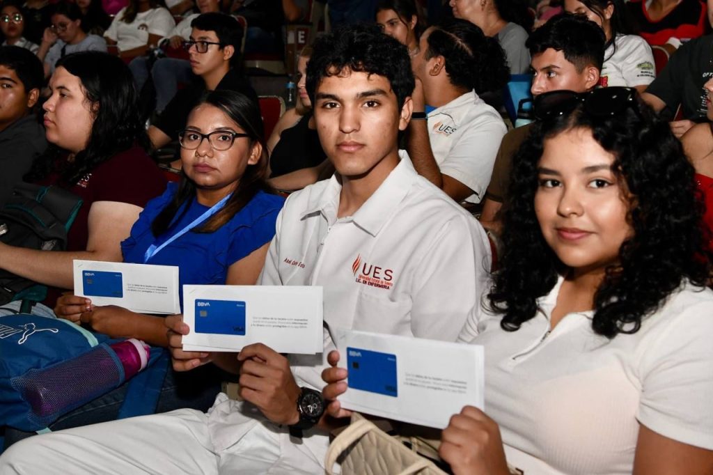 Entrega gobernador Alfonso Durazo programas sociales y educativos en favor de estudiantes y madres de familia en el sur de Sonora