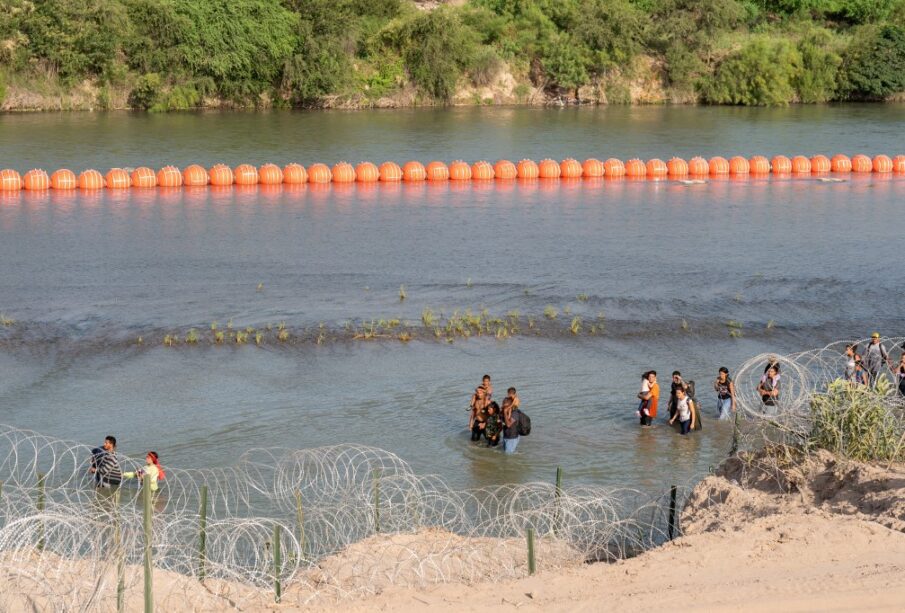 Juez ordena que Greg Abbot  reubique barrera flotante de boyas antes del 15 de septiembre