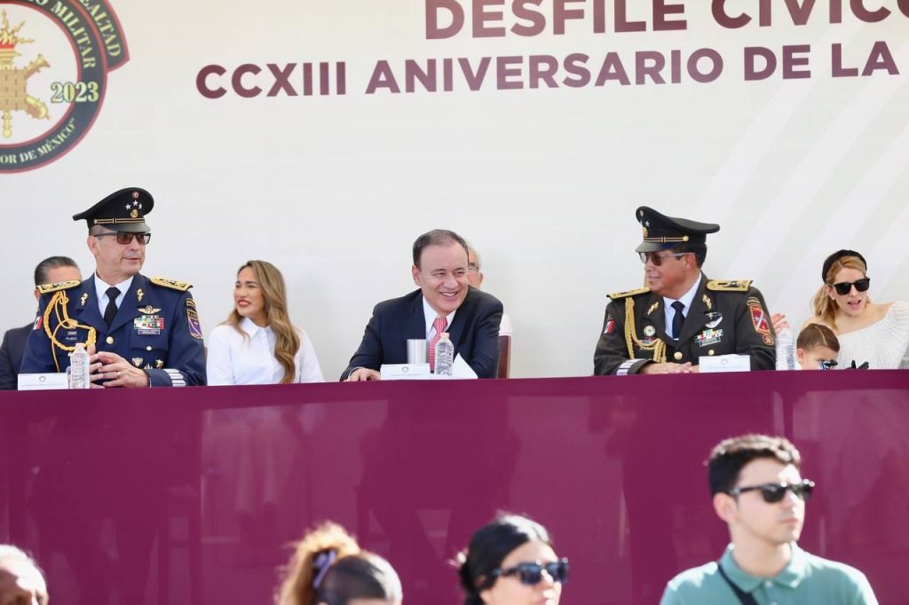 Encabeza gobernador Alfonso Durazo desfile cívico militar por el 213 aniversario de la independencia de México