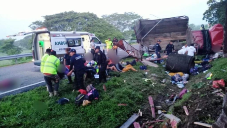 Mueren diez migrantes cubanos y 15 resultan heridos en accidente de carretera en Chiapas