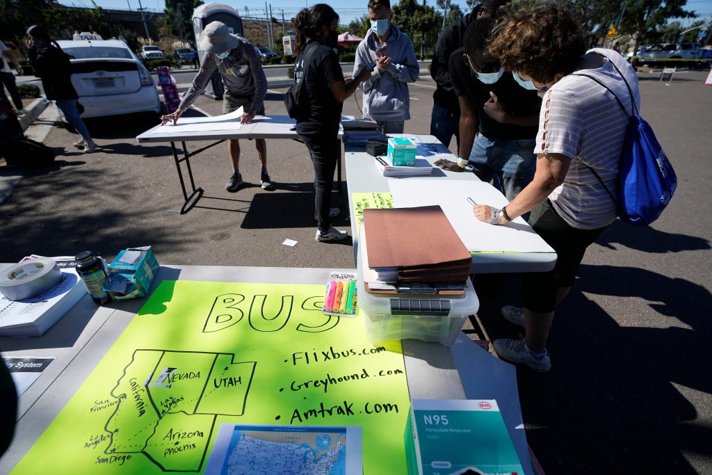 Libera CBP a 13 mil migrantes en San Diego, California; Complicado darles seguimiento