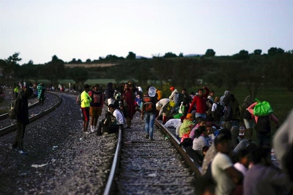 Grupo de migrantes paran un tren para subirse y llegar a la frontera