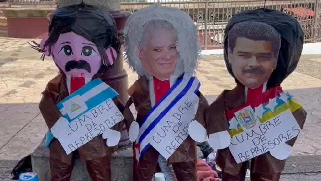 Migrantes en Tapachula queman piñatas de los presidentes de Venezuela, Cuba y Nicaragua en protesta por la cumbre migratoria