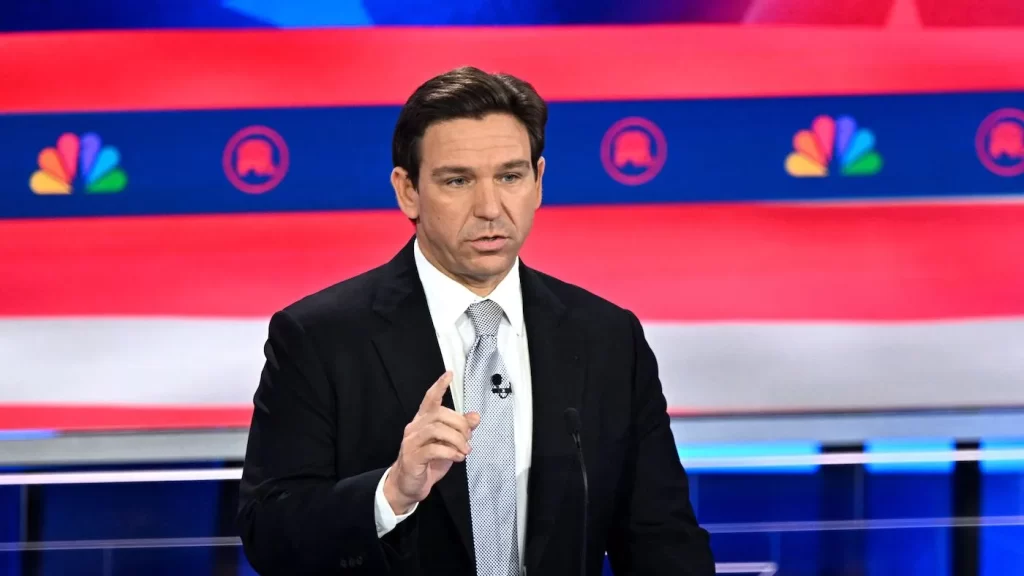 Ron DeSantis impondría un impuesto a las remesas que los inmigrantes mandan a su familia