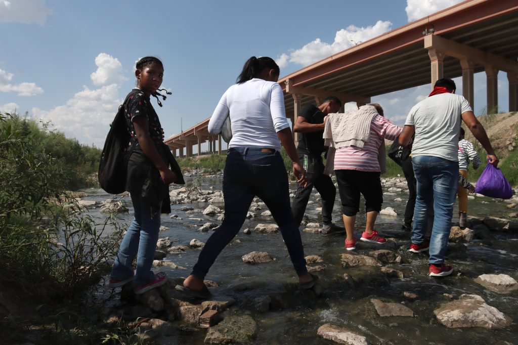 Continúan cruzando inmigrantes la frontera en El Paso a pesar de la nueva Ley SB4