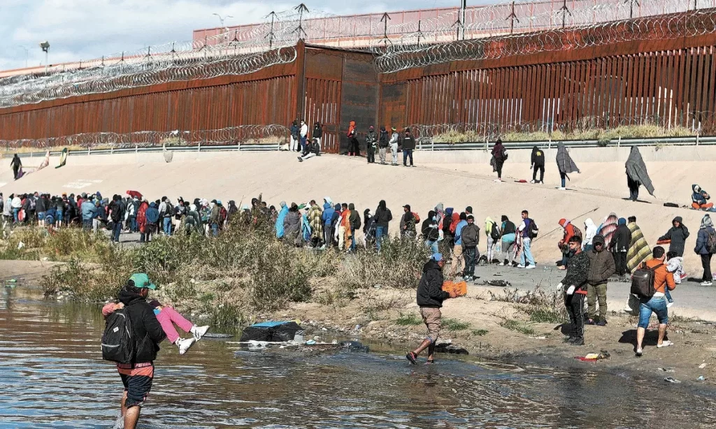 Gregg Abbott firma ley SB4 que convertirá en delito grave que un migrante cruce de manera ilegal a Estados Unidos