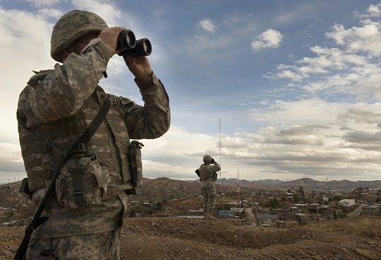 Katie Hobbs envía soldados de la Guardia Nacional a la frontera de Arizona para ayudar con el control de inmigrantes