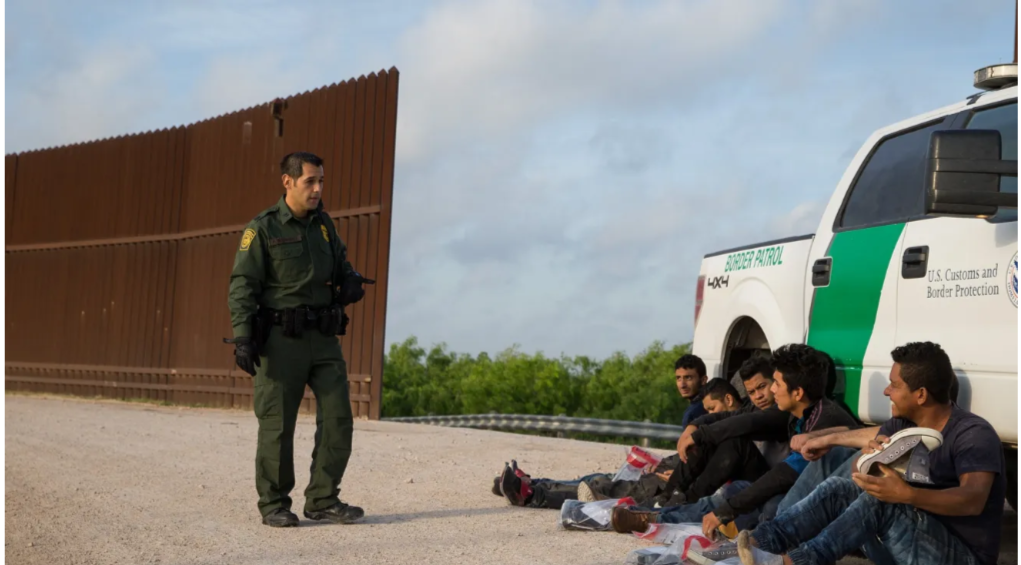 México logra bajar llegada de inmigrantes a Estados Unidos tras acuerdo de AMLO y Biden