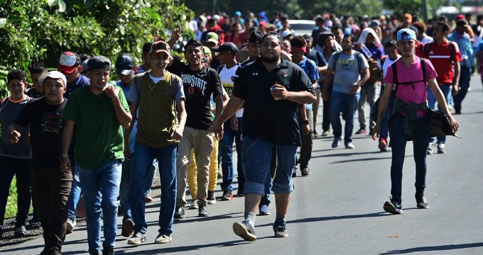 Unos 500 migrantes que se dirigen en caravana a Estados Unidos salieron este sábado de Honduras