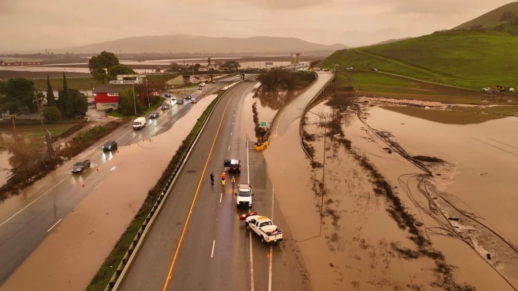 Autoridades de California advierten a casi toda la población de riesgo de inundaciones y deslizamientos por río atmosférico