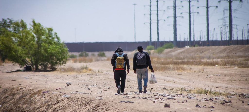 Republicanos de Arizona proponen legalizar el asesinato de migrantes que pasen por sus ranchos