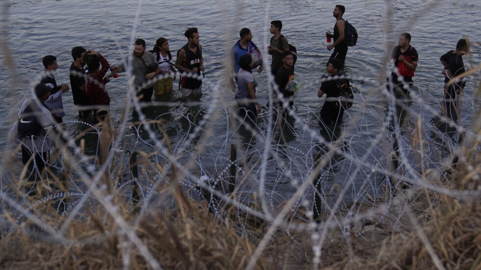 Gobernador de Texas asegura que sus programas agresivos en la frontera han disminuido número de migrantes que buscan cruzar ilegalmente