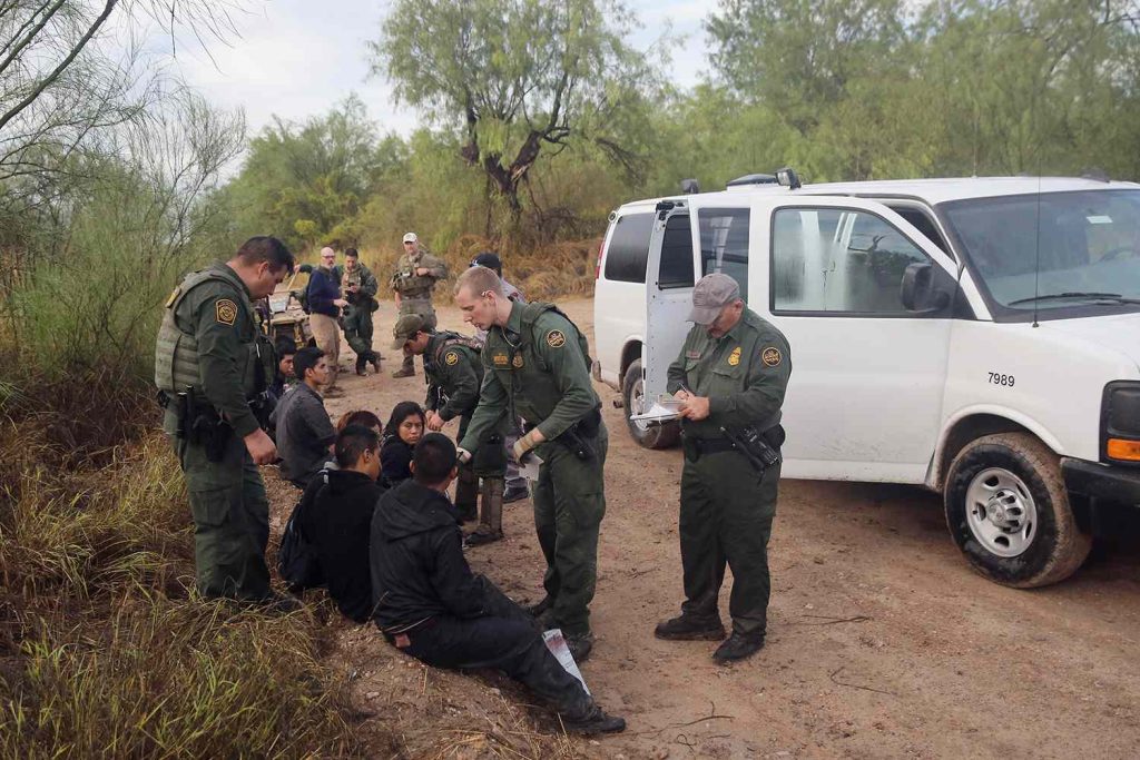 Suspenden temporalmente ley de Texas que permitiría detener a migrantes