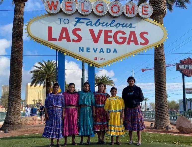 Seis mujeres rarámuris completan carrera de 550 kilómetros de Los Ángeles a Las Vegas
